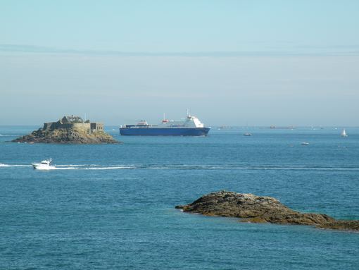 ferry rentrant au port